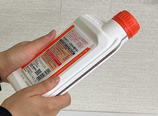除草剤のラベルを確認してから使用する様子