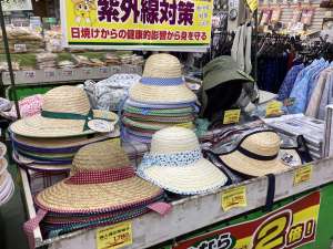 夏の暑さ対策！麦わら帽子　好評販売中！